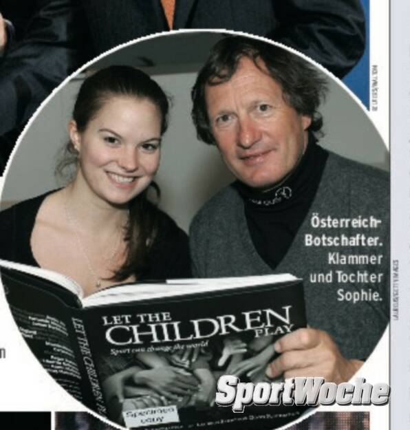 11.01.2022: #sportgeschichte: Heute vor 46 Jahren holte #franzklammer in @wengen.swiss seinen einzigen #weltcupsieg ausserhalb der Abfahrt. Er gewann die #kombination . Das Bild zeigt ihn in der #sportwoche mit Tochter Sophie, 15 Jahre her ... #oesv #ski #father , © Bilder aus der SportWoche (11.01.2022) 