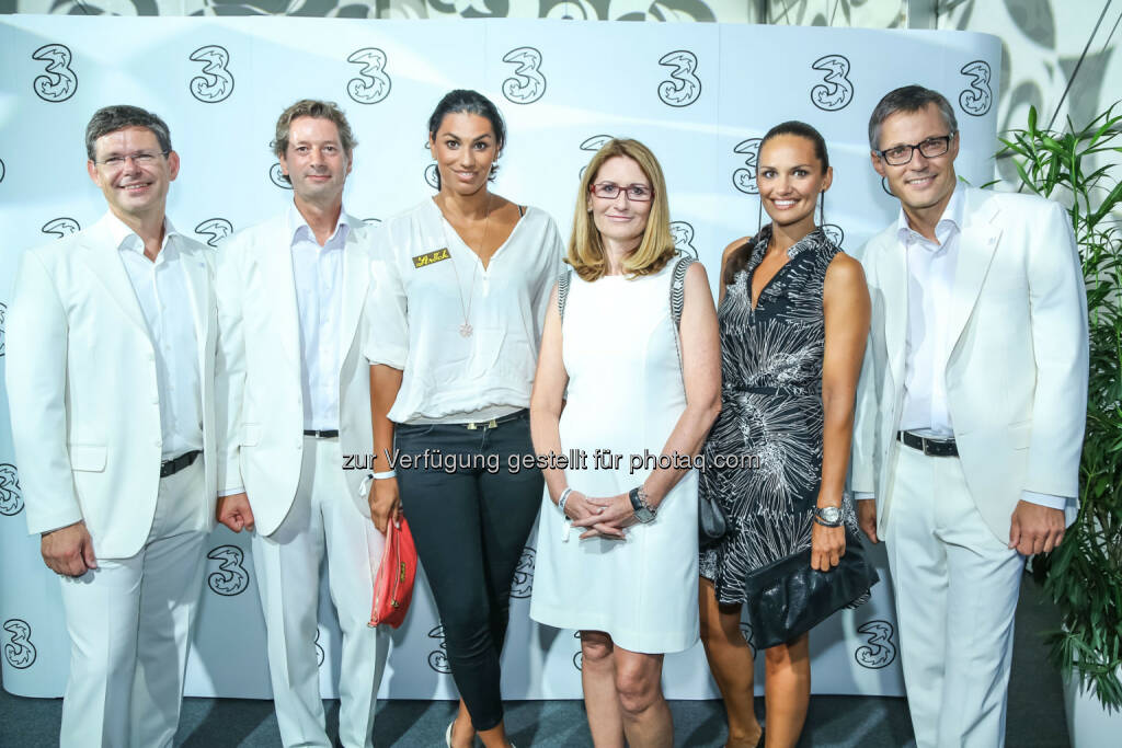 Schwimmerin Fabienne Nadarajah und Ex-Miss Austria Carmen Stamboli mit 3 Geschäftsführung, © 3 (20.08.2013) 