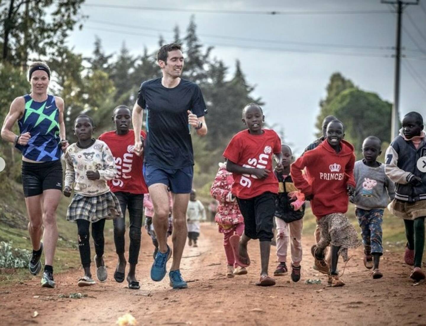 Tanja Stroschneider, Andreas Vojta Run Kenia Afrika Yes (c) Wilhelm Lilge
Von: https://www.instagram.com/tstroschneidertri// (Tanja Stroschneider. Triathletin https://youtu.be/8mBNx4YvAeI  http://www.sportgeschichte.at) 