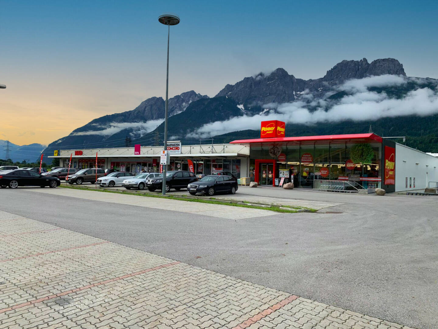 Fair Invest erwirbt Fachmarktzentrum in Lienz - Die Fairsorgungscenter Holding GmbH hat ein lebensmittelgeankertes Fachmarktzentrum in Lienz / Tirol erworben. Im Zuge von Modernisierungsmaßnahmen soll die Immobilie fit für die Zukunft gemacht werden. Fair Invest ist ein im Jahr 2021 gegründetes Joint-Venture-Unternehmen aus der BOP Immobilien Gruppe, IMMARA Investment Group und PALLAS CAPITAL. Fotocredit: n/a