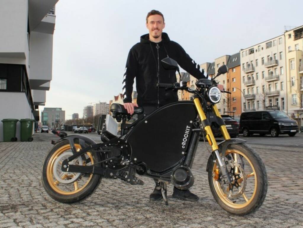 Deutsche Bundesliga-Spieler Max Kruse investiert in die eRockit AG. Was viele nicht wissen: Neben dem Fußballplatz liebt Kruse schnelle Autos, besitzt seit 2018 ein eigenes Racing Team und engagiert sich bei einem eMobility-Startup in Hennigsdorf bei Berlin. Max Kruse ist Aktionär der eROCKIT AG, die jetzt erstmals öffentlich Aktien ausgibt und für innovative Elektromobilität Made in Germany steht. Credit: eROCKIT (17.02.2022) 