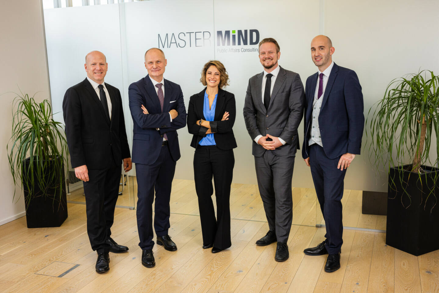 Nach zehn erfolgreichen Geschäftsjahren stellt Gründer und Eigentümer Peter Köppl die Mastermind Public Affairs Consulting GmbH neu auf. Mit der Hereinnahme von vier Partnern in die Eigentümerstruktur wurde das Fundament für Wachstum und Stabilität deutlich verstärkt. v.l.n.r.: Martin Stradal-Angelo, Peter Köppl, Christina Scheifinger, Bernhard Zink-Spiel, Nico Stella, Fotocredit:Christian Lendl