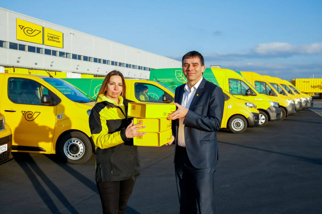 Österreichische Post AG: Post bestellt ab sofort nur noch E-Fahrzeuge für Zustellung, Peter Umundum, Vorstand für Paket & Logistik, hat die erste Tranche der neuen E-Fahrzeuge im Logistikzentrum Steiermark in Kalsdorf in Empfang genommen. Hinter einem Steuer der neuen E-Fahrzeuge wird auch Paketzustellerin Vivien Süle sitzen. Credit: Österreichische Post AG, © Aussender (01.03.2022) 