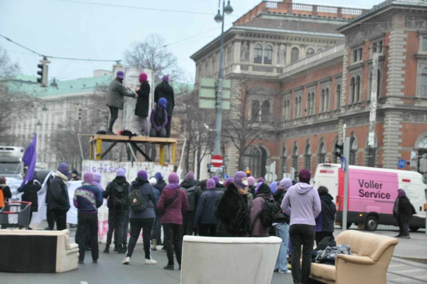 Alte Wiener Börse:  Jeder Tag ist 8. März Stoppt Femizide, feministische Blockade am Ring , Fotos aus dem redaktionellen Pool von Fotos der Blockade zur radaktionellen Verwendung hier:
https://www.flickr.com/photos/jedertagist8maerz/