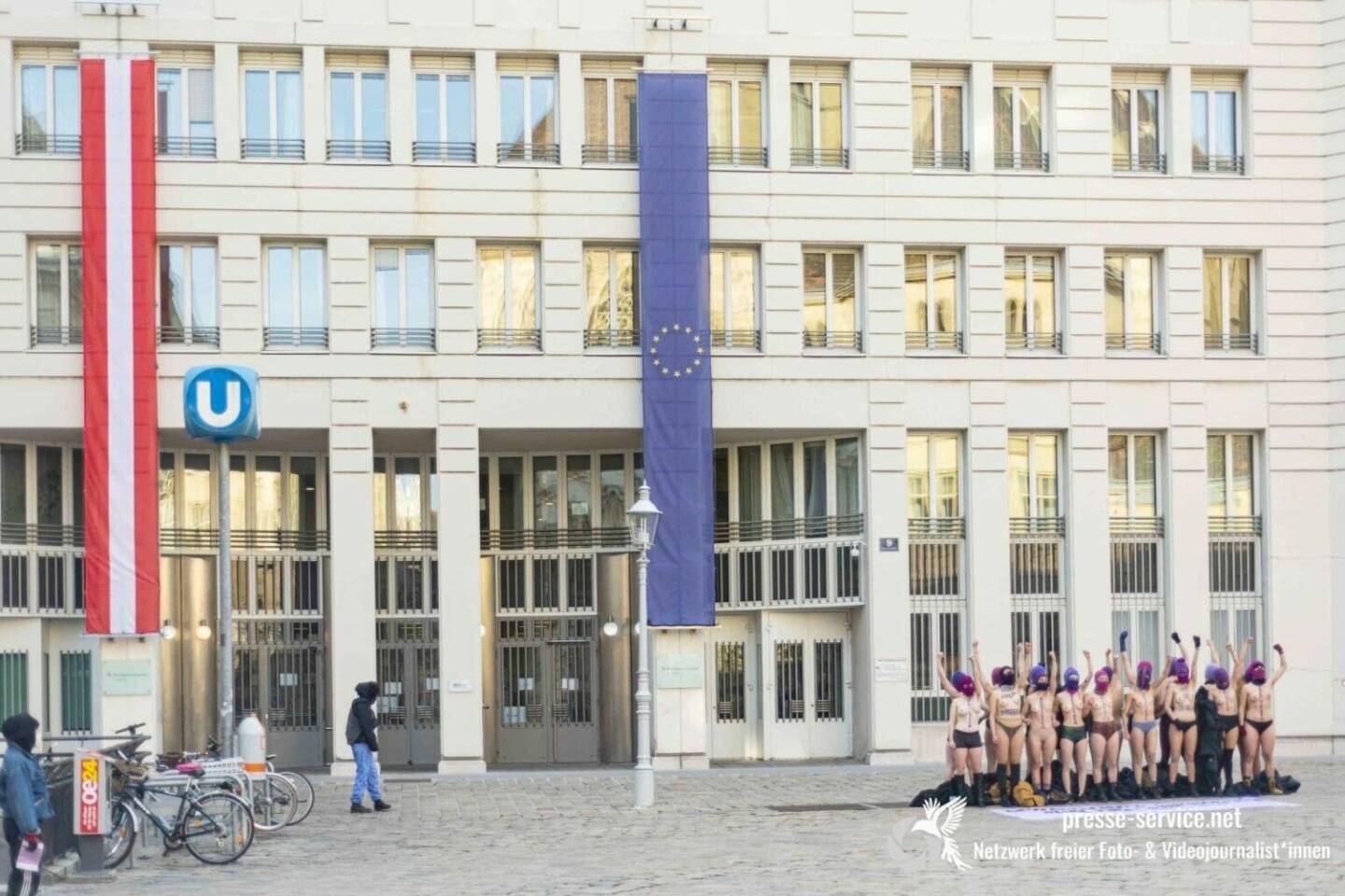 Haus der EU: Jeder Tag ist 8. März Stoppt Femizide, feministische Blockade am Ring , Fotos aus dem redaktionellen Pool von Fotos der Blockade zur radaktionellen Verwendung hier:
https://www.flickr.com/photos/jedertagist8maerz/