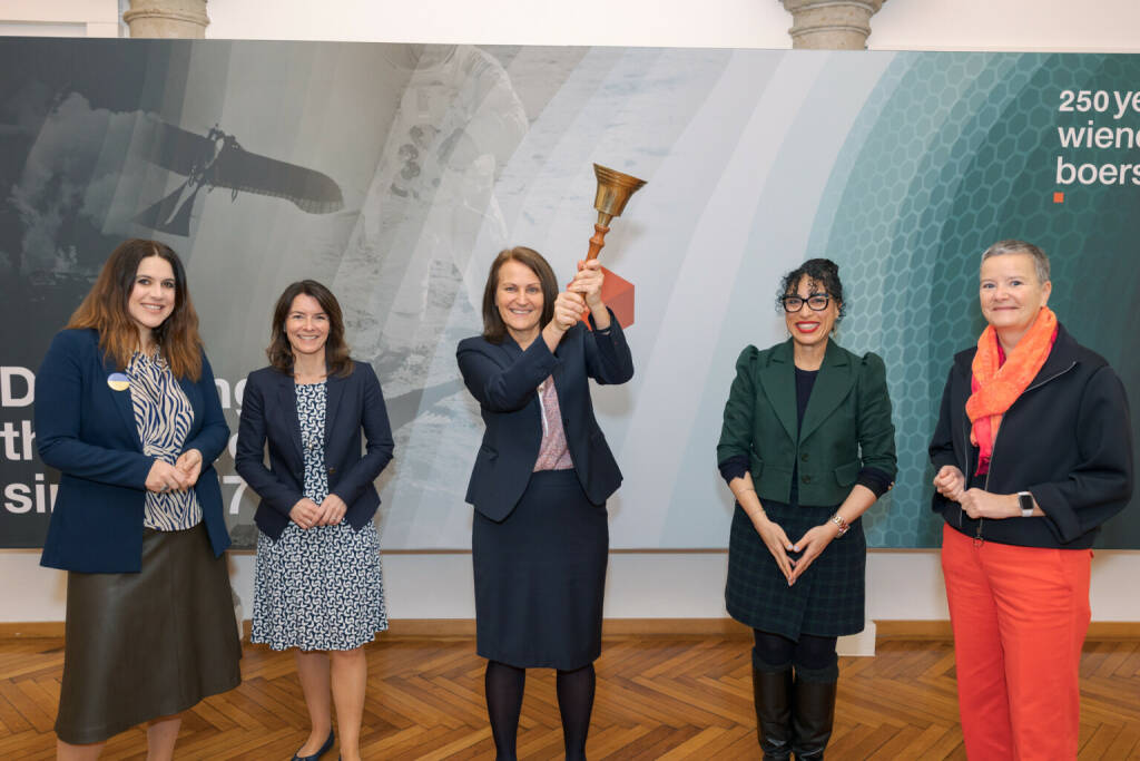 Ring the Bell for Gender Equality in der Wiener Börse: Es diskutierten CFO Andrea Herrmann, Gudrun Egger (Erste Group Bank), Monika Köppl-Turyna (EcoAustria) und Angelika Sommer-Hemetsberger (OeKB). Die Podiumsdiskussion wurde von Julia Resch, Pressesprecherin der Wiener Börse, moderiert. Credit: Wiener Börse, © Aussender (08.03.2022) 