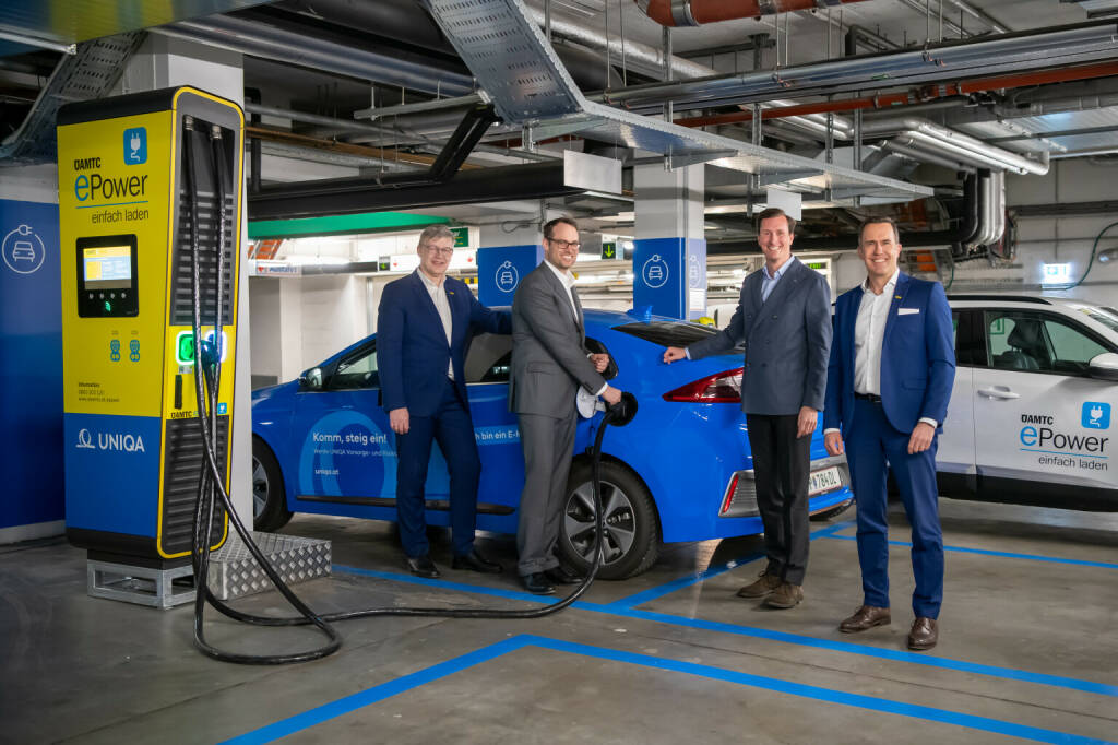 ÖAMTC und UNIQA machen Aufladen von E-Autos übersichtlich und günstig, v.l.n.r.: Ernst Kloboucnik (ÖAMTC-Landesdirektor Wien, NÖ, Bgld.), René Knapp (Vorstand Nachhaltigkeit, HR und Brand, UNIQA), Wolf Gerlach (Vorstand Operations, UNIQA), Oliver Krupitza (kaufm. Direktor ÖAMTC); Fotocredit:ÖAMTC/APA-Fotoservice/Hörmandinger, © Aussender (15.03.2022) 