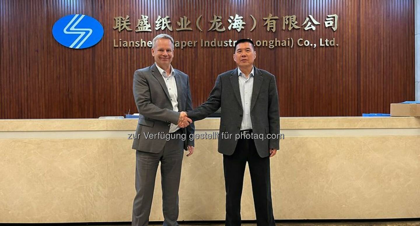 ANDRITZ liefert komplette Zellstofffabrik an Liansheng Pulp & Paper (Zhangzhou) Co., Ltd., China: Thomas Schmitz, Geschäftsführer ANDRITZ China (links) und Chen Jiayu, Vorstandsvorsitzender und Haupteigentümer von Liansheng © ANDRITZ