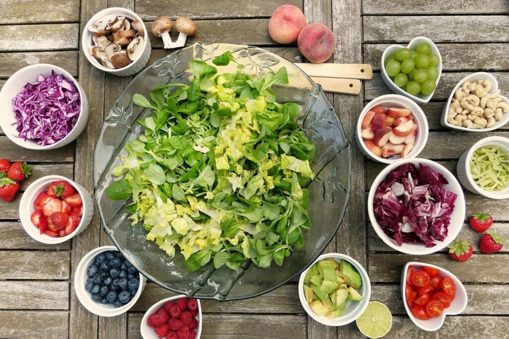 Salat, Beeren, Früchte, Gemüse, Vitamine - https://pixabay.com/de/photos/salat-früchte-beeren-gesund-2756467/ (22.03.2022) 
