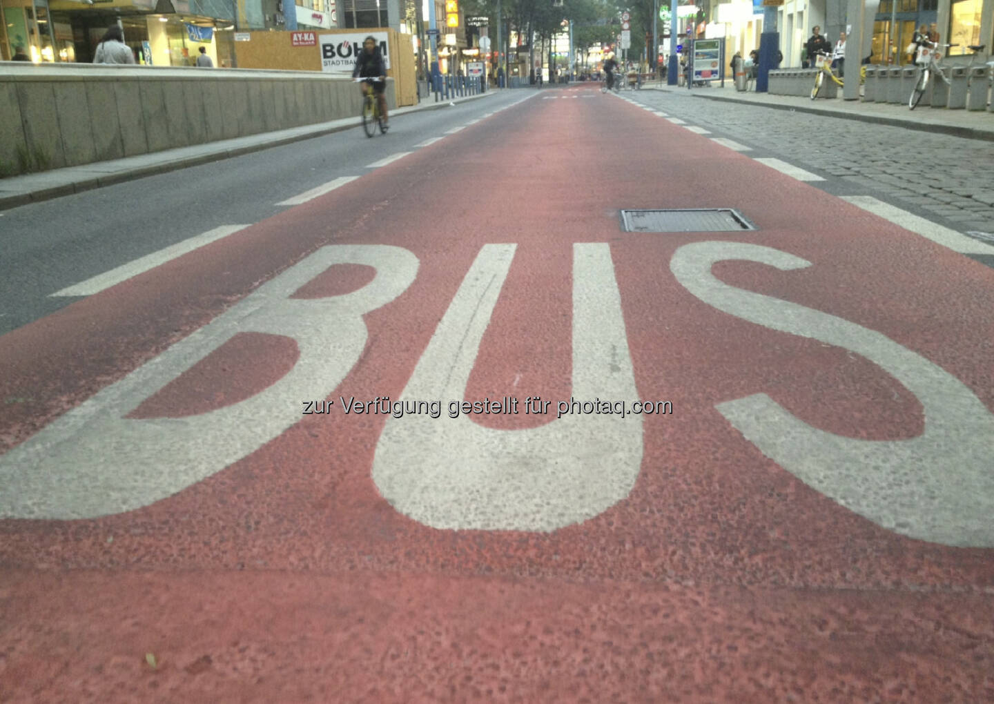 ... aufgrund der vielen anarchistischen Schreckensberichte hab ich mich laufend auf die Mariahilferstrasse gewagt  ...(unterwegs auf der Busspur in der Begnungszone ohne Begegnung auf der Mariahilferstrasse)