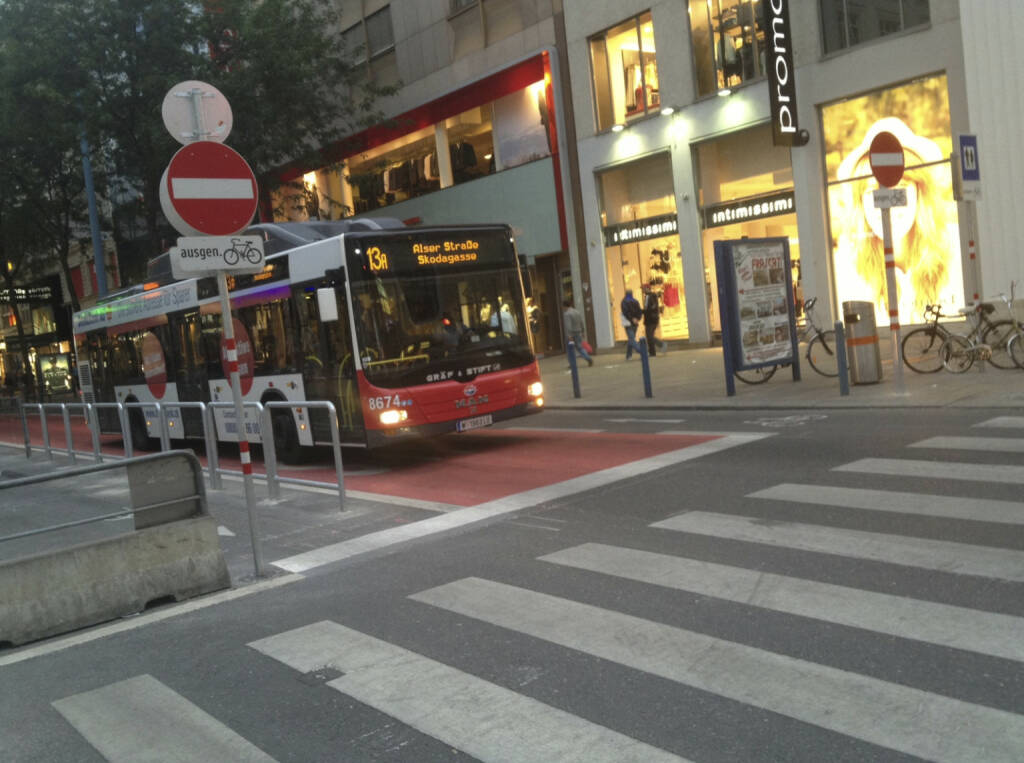 ... war nur der 13a, die aktuell vielleicht berühmteste Linie Österreichs (unterwegs auf der Busspur in der Begnungszone ohne Begegnung auf der Mariahilferstrasse) (20.08.2013) 