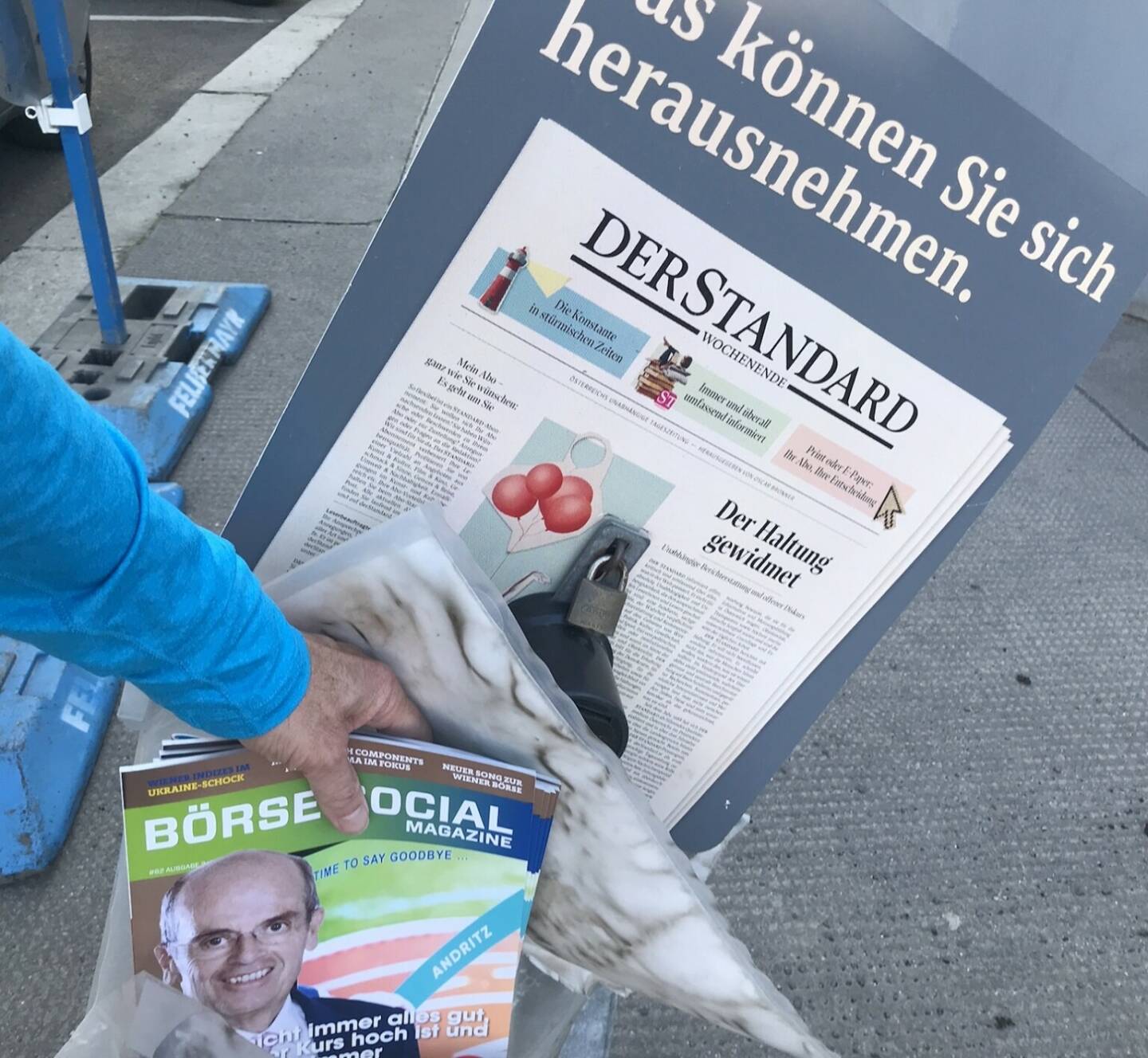 Vor meinem Büro ist eine @derstandardat Zeitungsentnahmebox , in der in den letzten drei Jahren nie ein Standard drin war, deswegen konnte man sich den auch nicht rausnehmen. Dafür hab ich heute das aktuelle #boersesocialmagazine reingetan. Hoffentlich okay. http://www.boerse-social.com/magazine #sharingeconomy