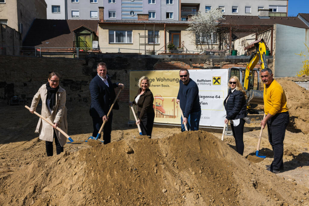 Raiffeisen Vorsorge Wohnung GmbH: „Ihr Favorit!“ - Spatenstich für ein neues Projekt in Favoriten!, v.l.n.r.: Julia Denk (RVW), Helmut Aigner (IMMARA Investment Group), Marion Weinberger-Fritz (RVW), Goran Gužvić (Tibus Bau GmbH), Claudia Molecz (RVW), Muhamed Dzajic (Tibus Bau GmbH) Fotocredit: Florence Stoiber (25.03.2022) 