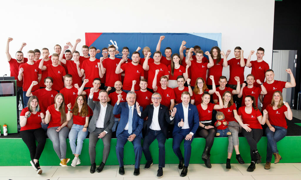 Wirtschaftskammer Österreich: WorldSkills 2022: 44 rot-weiß-rote Fachkräfte starten in Shanghai, Team Austria 2022 und Ehrengäste Markus Raml (Kurator WIFI Österreich), Leo Jindrak (Vizepräsident WKOÖ), Josef Herk (Präsident SkillsAustria), Philipp Gady (Vizepräsident WKÖ); Fotocredit: WKÖ/SkillsAustria/Florian Wieser, © Aussender (28.03.2022) 