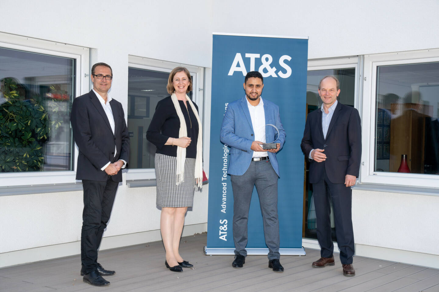 AT&S gewinnt Steirischen Innovationspreis mit Mini-Leiterplatten, im Bild: Christoph Ludwig, Geschäftsführer der SFG, Wirtschaftslandesrätin Barbara Eibinger-Miedl, Ifis Abderrazzaq Director Engineering Future Manufacturing bei AT&S und AT&S-CEO Andreas Gerstenmayer; Credit: KPhotography