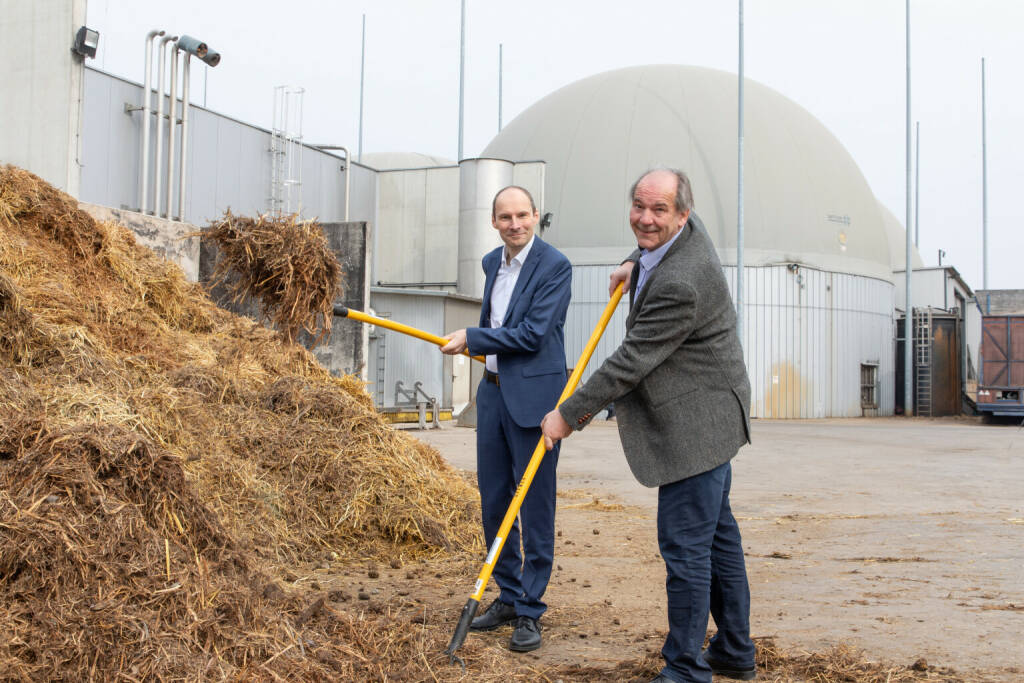 ÖVGW Österreichische Vereinigung für das Gas- und Wasserfach: Wertvolles Biogas aus Mist, Michael Mock, Geschäftsführer der Österreichischen Vereinigung für das Gas- und Wasserfach (ÖVGW) (l.) und Stefan Malaschofsky, geschäftsführender Gesellschafter der EVM Energieversorgung Margarethen am Moos GmbH (r.); Fotocredit:ÖVGW/Richard Tanzer, © Aussender (31.03.2022) 