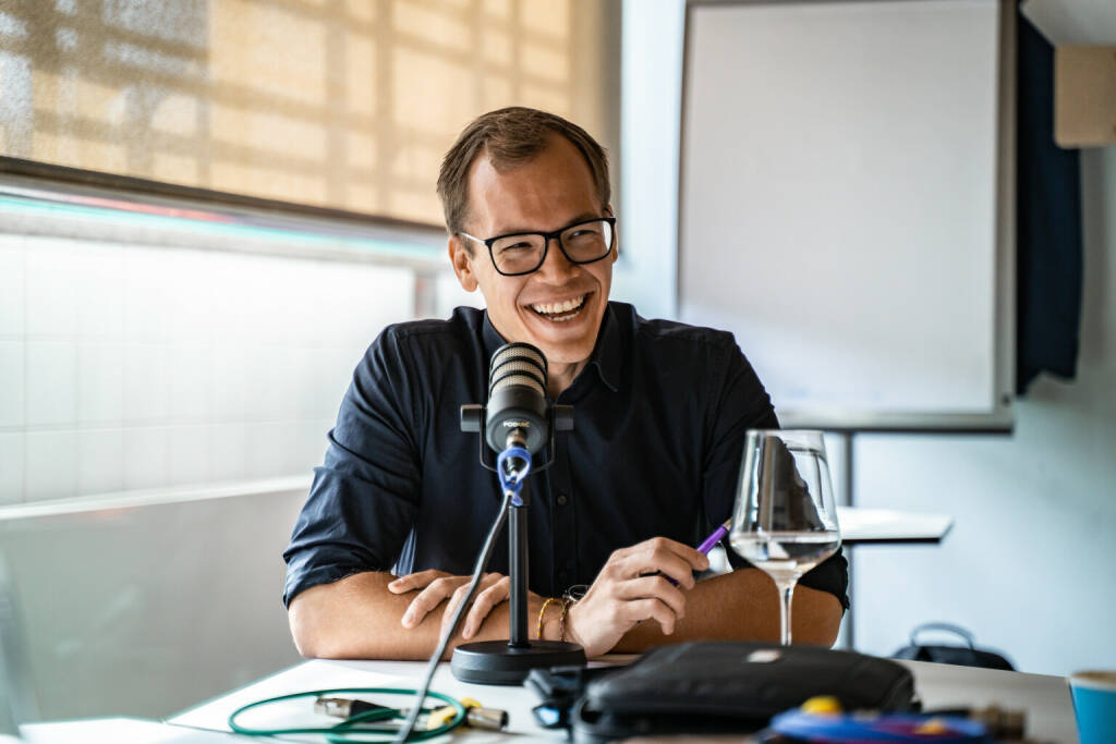 Linzer Start-up glänzt bei weltweit größter Präsentationskonferenz als Hauptpartner: presono-CEO Martin Behrens steht bei der weltgrößten Präsentationsmesse present to succeed neben internationalen Speaker-Größen wie Körpersprache-Guru Mark Bowden, PowerPoint-Experte Shawn Villaron und „Emmy-Award für Journalismus“-Gewinnerin Jessica Chen auf der virtuellen Mega-Bühne. Fotocredit:Generative3_Stefanie Eder (31.03.2022) 