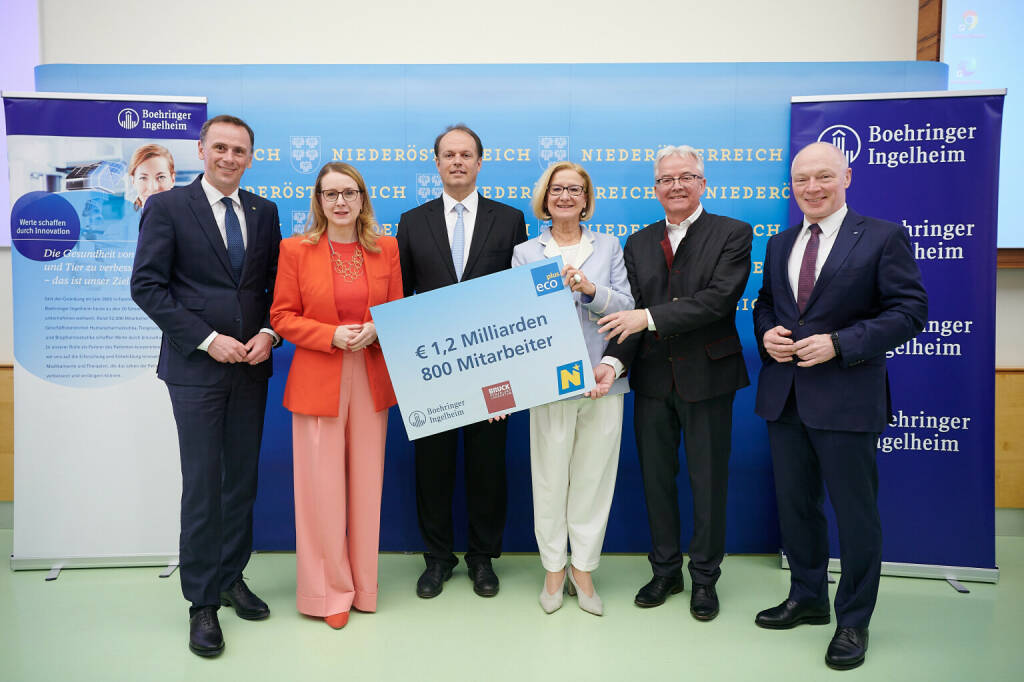 Boehringer Ingelheim RCV GmbH & Co KG: Boehringer Ingelheim investiert 1,2 Milliarden Euro in neue Produktionsanlage, Im Bild v.l.n.r.: LR Jochen Danninger; BM Margarete Schramböck; GD Boehringer Ingelheim RCV Philipp von Lattorff; LH Johanna Mikl-Leitner; BGM von Bruck an der Leitha Gerhard Weil und Helmut Miernicki, ecoplus. Fotocredit:Boehringer Ingelheim RVC GmbH/APA-Fotoservice/Hörmandinger, © Aussender (01.04.2022) 