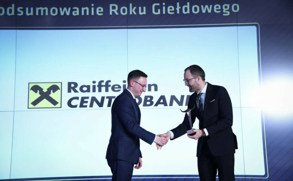 RCB zum wiederholten Mal Capital Markets Leader an der Warschauer Börse; v.l.n.r.: Mariusz Adamiak, RCB; Marek Dietl, Vorstandsvorsitzender WSE, Foto-Credit: Warsaw Stock Exchange (WSE), © Aussendung (11.04.2022) 