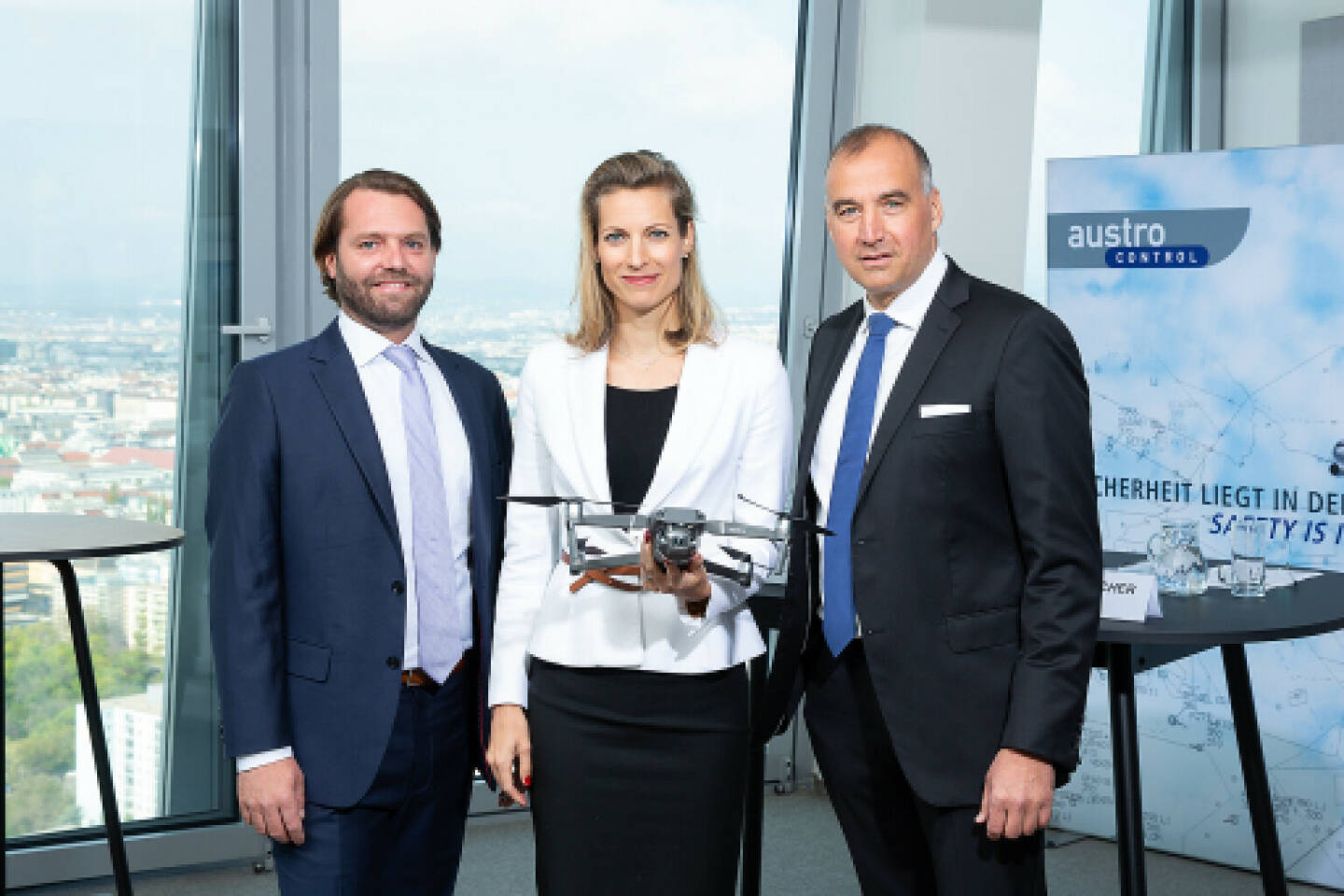 Austro Control und Frequentis starten Verkehrsmanagement-System für Drohnen: Philipp Piber, Geschäftsführer Austro Control, Valerie Hackl, Geschäftsführerin Austro Control Norbert Haslacher, CEO Frequentis; Credit: Frequentis