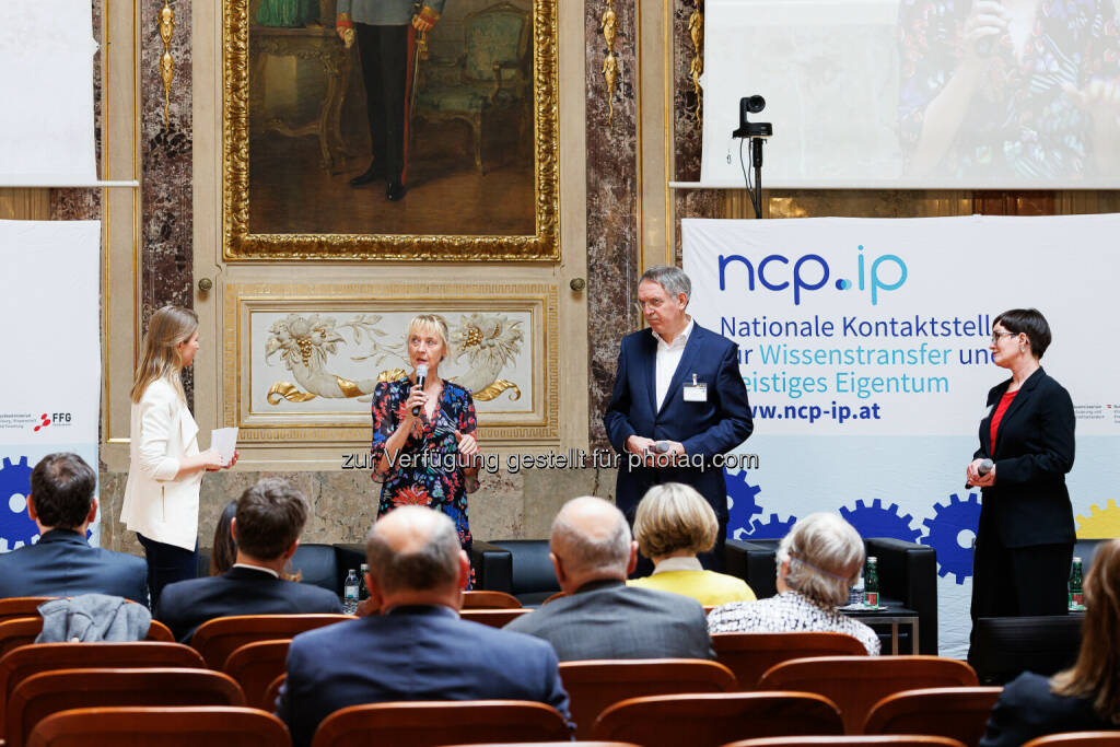 Austria Wirtschaftsservice: NCP-IP World IP Day 2022: Rund 150 Personen nahmen am größten österreichischen Netzwerk-Event zum Thema Innovationsschutz teil; Moderatorin Katharina Moser, Barbara Weitgruber (SC BMBWF), Stefan Buchinger (Stv. SC BMDW), Henriette Spyra (SC BMK), Fotocredit:aws/ Rauchecker (26.04.2022) 