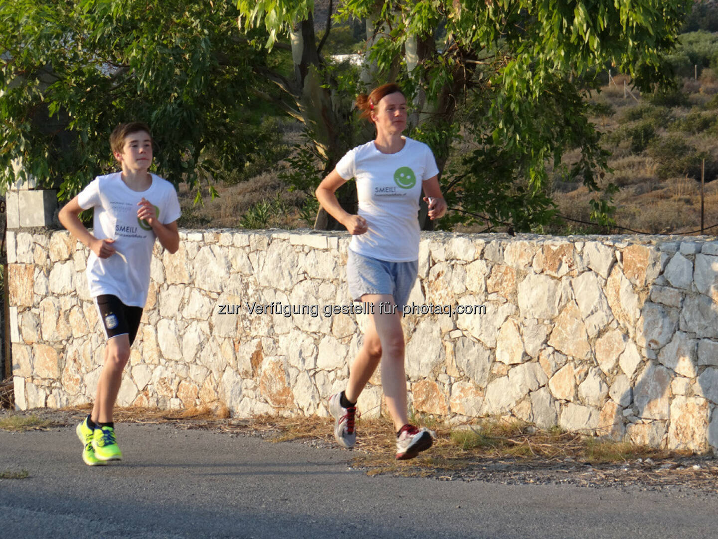Nikolas und Martina Draper beim Laufen auf Kreta, Smeil!-Shirts in der Immofinanz Edition, http://martina-draper.at//2013/08/23/smeil-shirts_-_perfekt_fur_sport_und_freizeit#bild_12666