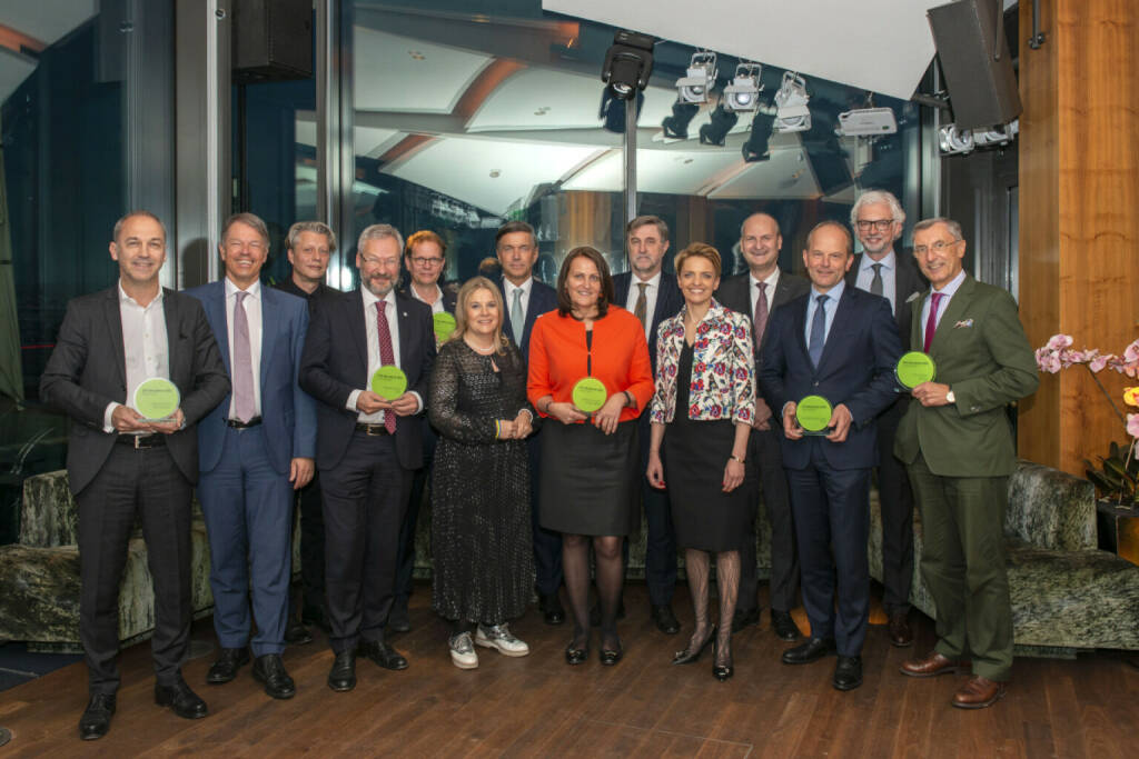 CEO/CFO-Awards 2022: (vlnr): Gerhard Hanke (Wienerberger), Gerhard Marterbauer (Deloitte), Robert Gillinger (Börse Express), Reinhard Florey (OMV), Stefan Szyszkowitz (EVN), Karin Mair (Deloitte), Harald Breit (Deloitte), Andrea Herrmann (Wiener Börse), Bruno Ettenauer (S IMMO), Orsolya Hegedüs (Deloitte), Herbert Kovar (Deloitte), Andreas Gerstenmayer (AT&S), Michael Strugl (VERBUND) und Thomas Birtel (Strabag) Credit: Börse Express/Themessl, © Aussendung (27.04.2022) 