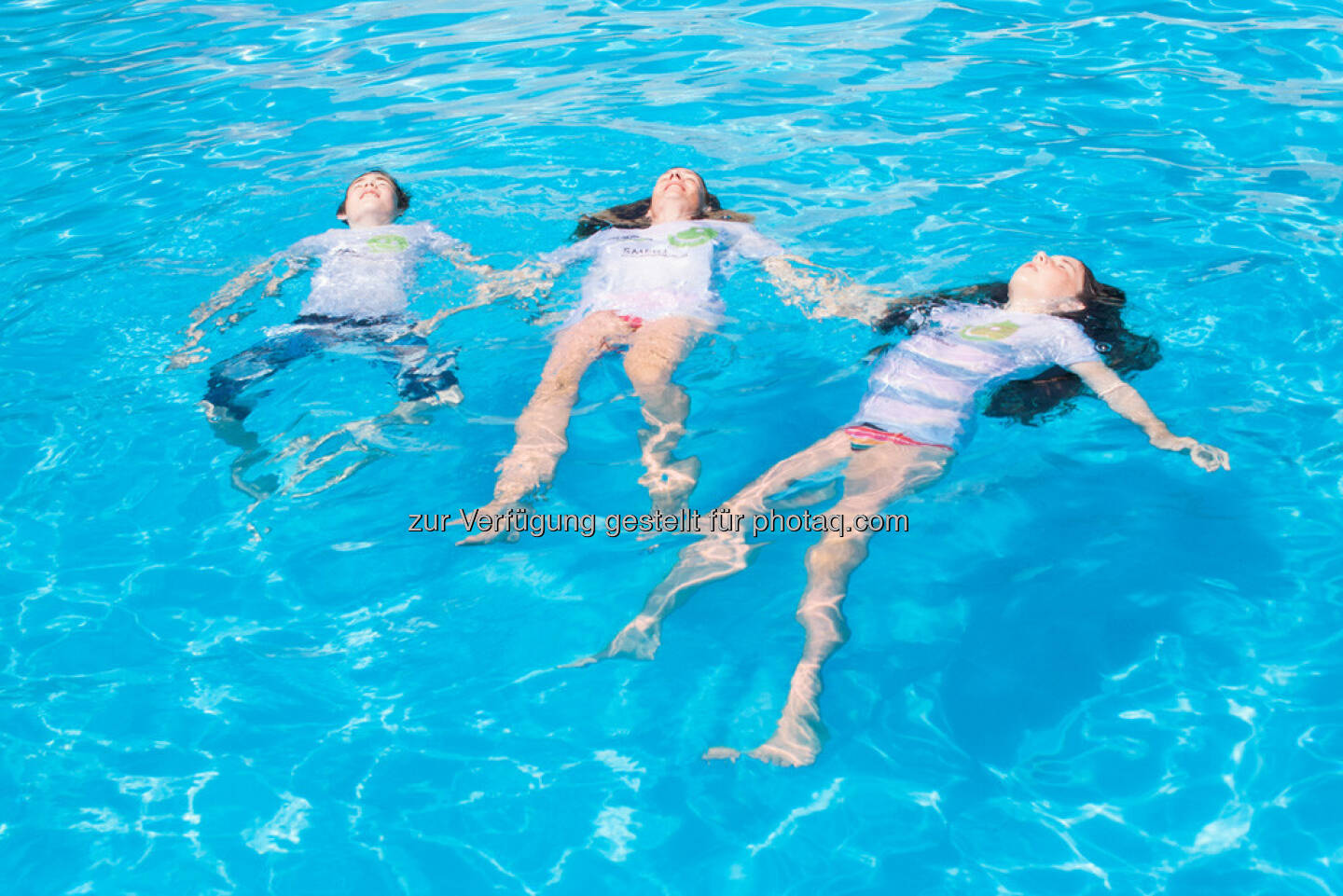 Nikolas, Martina und Emily Draper mit Smeil! im Pool, http://martina-draper.at//2013/08/23/smeil-shirts_-_perfekt_fur_sport_und_freizeit#bild_12666