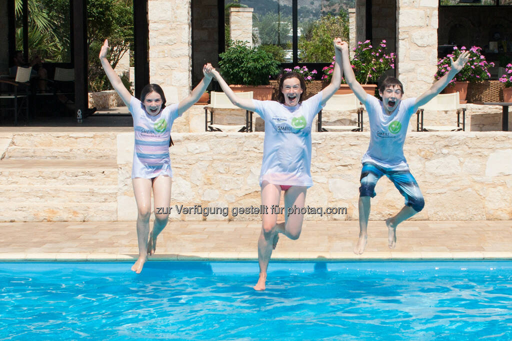 Emily, Martina und Nikolas Draper beim Smeil! Poolsprung, Smeil!-Shirts in der bet at home und Immofinanz Edition, http://martina-draper.at//2013/08/23/smeil-shirts_-_perfekt_fur_sport_und_freizeit#bild_12666, © Gabriele Hartweger/Nikolas Draper (23.08.2013) 