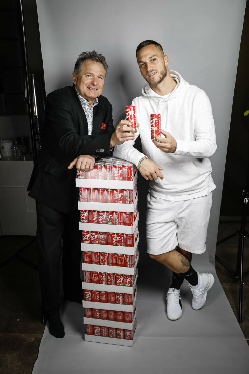 Marko Arnautović ist das neue Testimonial der Social-Media-Kampagne von 2B Drinks Österreich, im Bild: Erfinder Armin Breinl & Marko Arnautović, Copyright: 2B/Luef