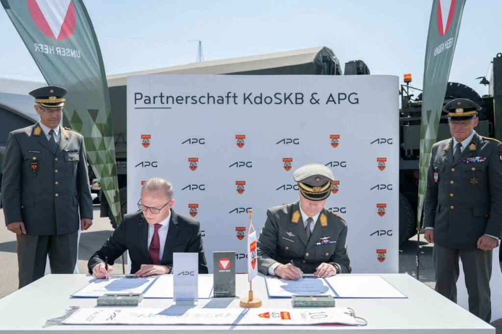 Austrian Power Grid AG: Festakt zum 10-jährigen Partnerschaftsjubiläum vom Kommando Streitkräftebasis und Austrian Power Grid, vlnr. Gerhard Christiner, Vorstand APG, Generalmajor Andreas Pernsteiner, Fotocredit:HBF/Laura Heinschink, © Aussendung (05.05.2022) 