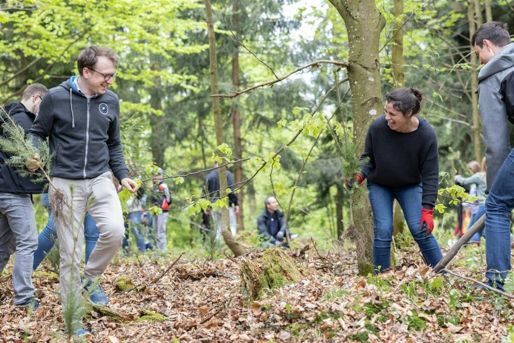 FACC Mitarbeiter setzen Zeichen für Nachhaltigkeit
Mit dem Anpflanzen eines Waldstücks hat die FACC Belegschaft ein gemeinsames Zeichen für Nachhaltigkeit und Wachstum gesetzt. Nachdem vor Weihnachten jeder Mitarbeiter einen Setzling geschenkt bekommen hatte, wurde mit Beginn der warmen Jahreszeit ein Teil dieser Bäume nun in einem Waldstück in der Nähe des FACC Headquarters in Ried eingesetzt.
© FACC - Rambossek, © Aussender (10.05.2022) 