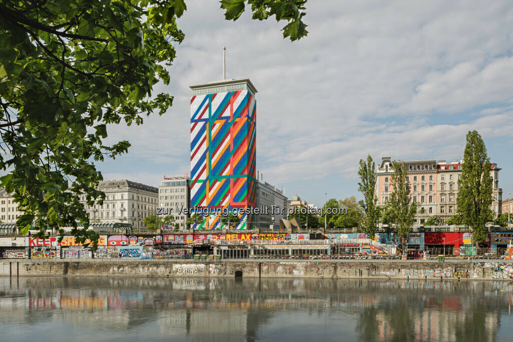 Vienna Insurance Group, Wiener Städtische: Die ungarische Künstlerin Dóra Maurer verwandelt den Ringturm in das überdimensionale Kunstwerk „Miteinander“ – ein leuchtendes Zeichen der Hoffnung nach zwei Jahren Pandemie. Fotocredit: Hertha Hurnaus/Dóra Maurer, © Aussender (10.05.2022) 