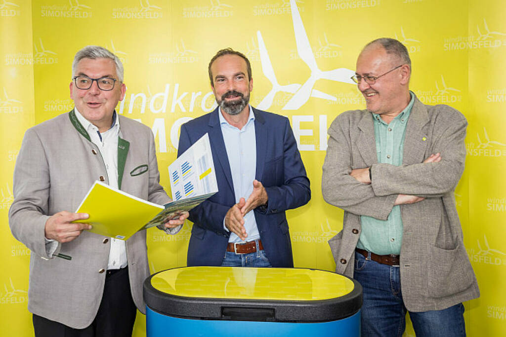 Windkraft Simonsfeld AG: Windkraft Simonsfeld eröffnet neuen Firmenstandort in Salzburg mit Landesrat Josef Schwaiger, Markus Winter mit LR Josef Schwaiger (links) und LTAbg Josef Scheinast (rechts) bei der Eröffnung - (c) Günther Freund, © Aussender (24.05.2022) 