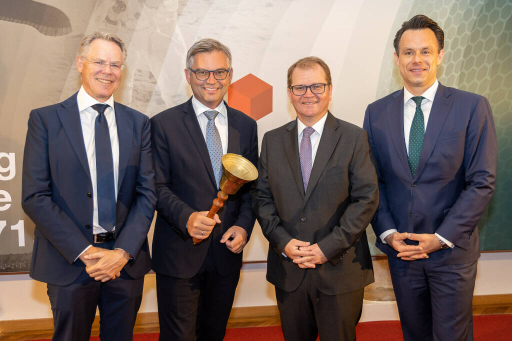 Wiener Börse: Debut des Green Bonds der Republik Österreich im „Vienna ESG Segment“ -  Der Bundesminister für Finanzen, Magnus Brunner und die Geschäftsführung der Bundesfinanzierungsagentur, Markus Stix und Walter Jöstl, läuten die Börsennotiz mit der Glocke ein. Im Bild auch Börse-Chef Christoph Boschan. Credit: Wiener Börse, © Aussender (31.05.2022) 