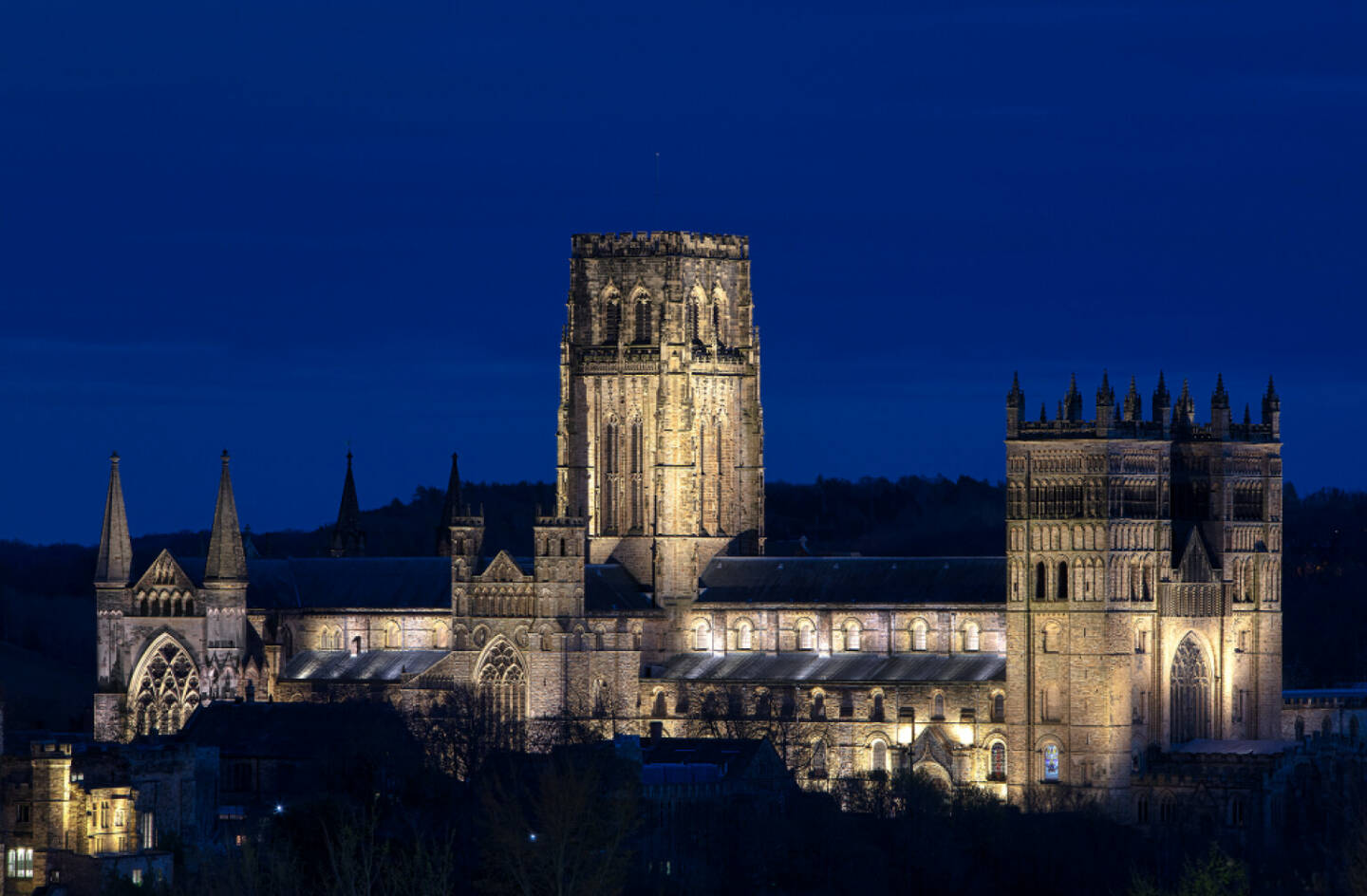 Die historische Kathedrale von Durham erstrahlt in der neuen Außenbeleuchtung der Zumtobel Group. Credit: Zumtobel