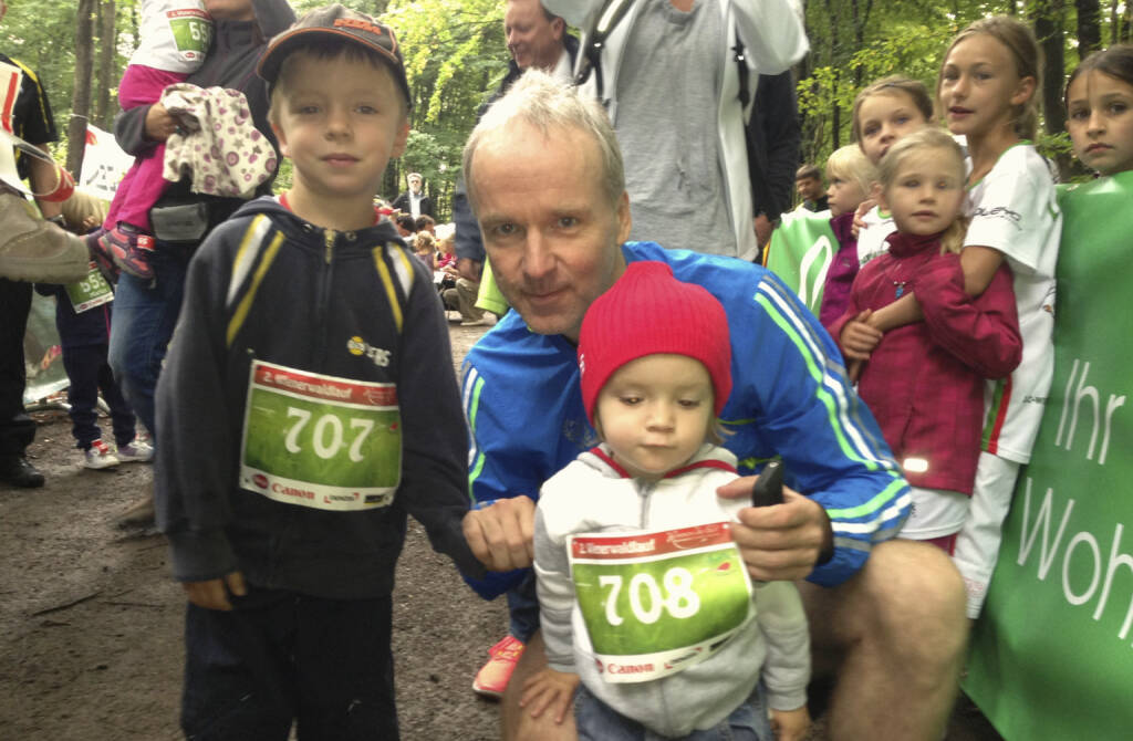 Bilder Wienerwaldlauf 2013: Mit den Kids (2 bzw. 5 Jahre) vor deren 500m-Lauf. Unter all jenen, die nicht von den Eltern getragen wurden, waren die beiden suprig unterwegs. Mir sind die beiden auch schon zu schwer ... (25.08.2013) 