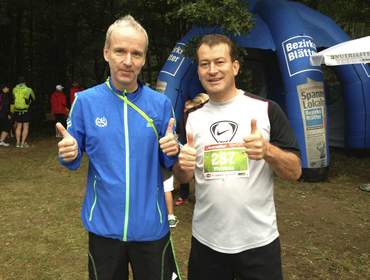 Bilder Wienerwaldlauf 2013: Christian Drastil, Matthias Müller - Matthias ist mein vielleicht witzigster Schulkollege aus der AHS, jetzt Regionalpolitiker bei einer gerechten Partei. Er schaut auf diesem Bild wie Clemens Haipl aus (sorry, Clemens). Die Finger mit der 1 sind deshalb in der Höhe, weil wir uns doch aus den Augen verloren haben in den vergangenen Jahren. Matthias sagte unlängst: Drei Mal möchte ich Dich noch sehen, bevor ich sterbe. Nun hat er mich 1x gesehen. Beim nächsten Mal gehts noch, nach dem 3. Mal wirds deppert ...