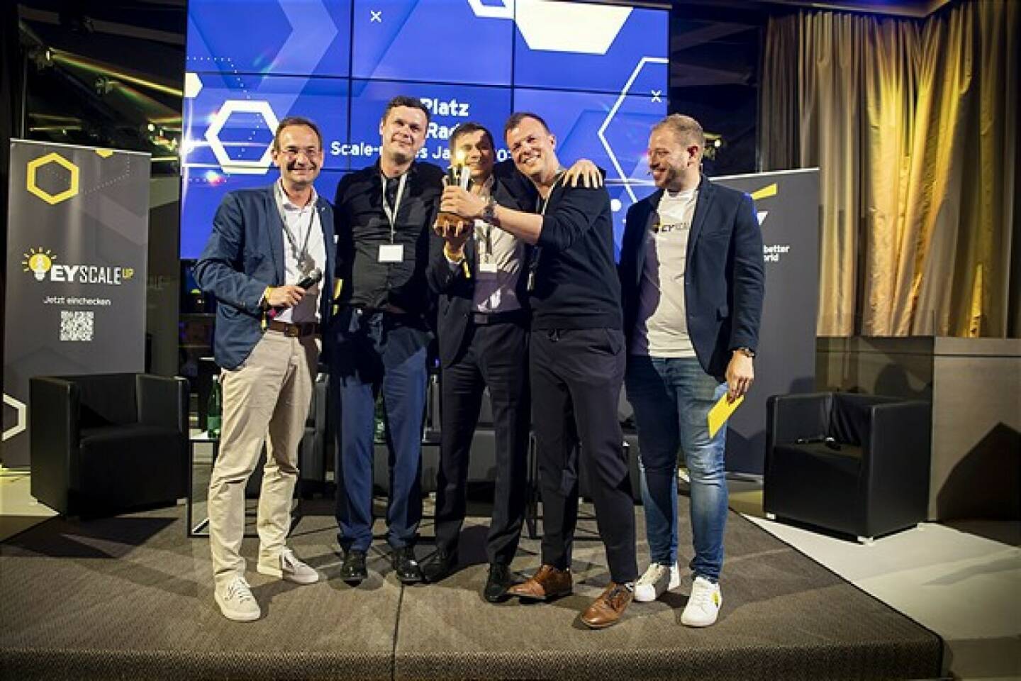 EY Scale-up Award 2022: v.l.n.r.: Erich Lehner (Managing Partner Markets EY Österreich), Constantin Köck (Co-Founder und CTO PlanRadar), Domagoj Dolinsek (Founder PlanRadar), Clemens Hammerl (Co-Founder und Chief Mobile PlanRadar), Florian Haas (Head of Startup EY Österreich) Copyright: Point of View