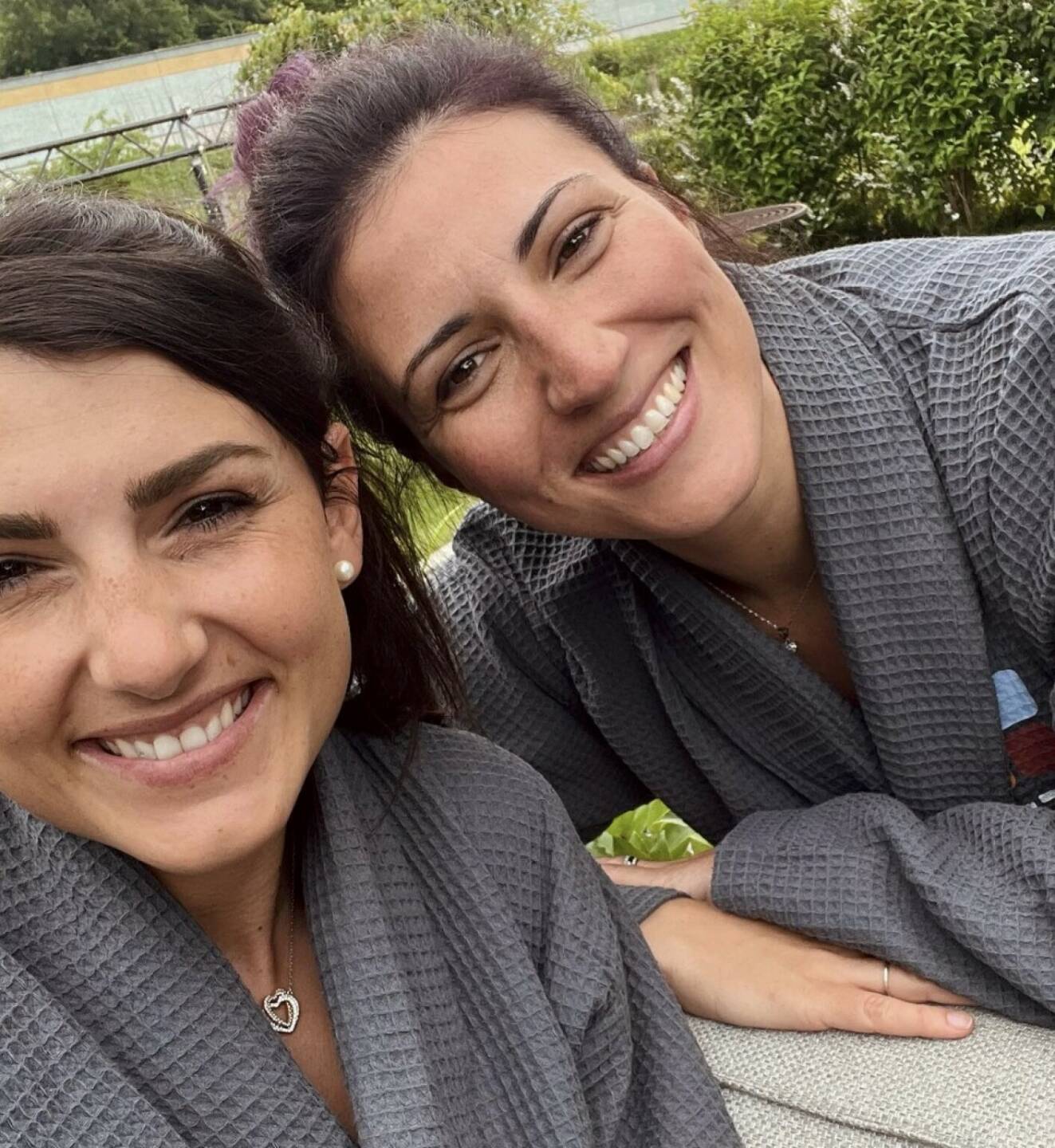 Relax Stephanie Venier, Mirna Jukic
Von: https://www.instagram.com/p/CM9Rl0KMX6p/ (Stephanie Venier, Ski Alpin, http://www.sportgeschichte.at)