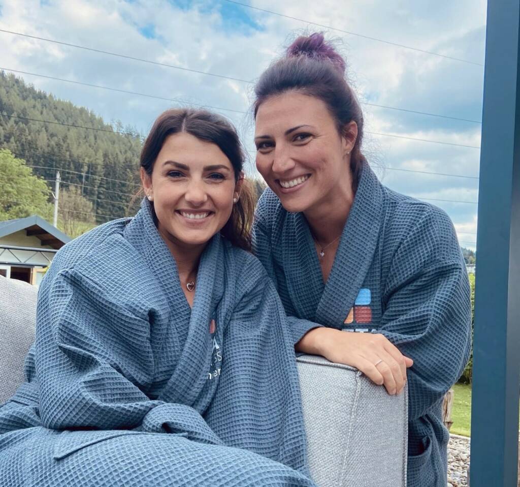 Relax Stephanie Venier, Mirna Jukic
Von: https://www.instagram.com/p/CM9Rl0KMX6p/ (Stephanie Venier, Ski Alpin, http://www.sportgeschichte.at) (13.06.2022) 