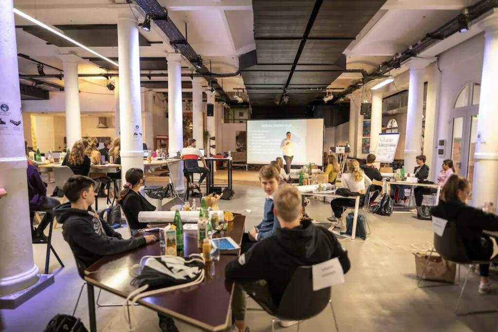 Pioneers: Innovationsberatung Pioneers etabliert Venture Building Programm für Corporates, Die Innovationsberatung Pioneers startet dieses Jahr den ersten unternehmensübergreifende Intrapreneurship Hub – Pioneers.Peak. Dort arbeiten Teams aus verschiedenen Unternehmen Seite an Seite an der Entwicklung neuer Geschäftsideen. Mit Porsche Holding Salzburg und OMV sind bereits zwei große Player aus Österreich mit ihren Teams am Start, auch ein deutsches Team aus dem Corporate Inkubator Fasthub ist mit dabei. Weitere ATX Konzerne und hidden Champions fixieren gerade ihre Teilnahme. Credit: Tribespace, © Aussender (15.06.2022) 