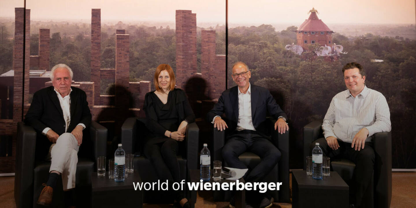 Wienerberger: Panel-Diskussion mit CEO Heimo Scheuch, Dietmar Eberle, Gründer von Baumschlager Eberle Architekten, Tina Gregoric, Gründerin von Dekleva Gregoric Architects sowie Mitglied der Jury des Brick Award, und Kalle Jørgensen, Architekt bei Mangor & Nagel Architects, diskutiert, vor welchen Herausforderungen Städte stehen, wie die Stadt der Zukunft aussehen kann und welche Lösungen und Ansätze heute dazu bereits vorhanden sind. Credit: Wienerberger