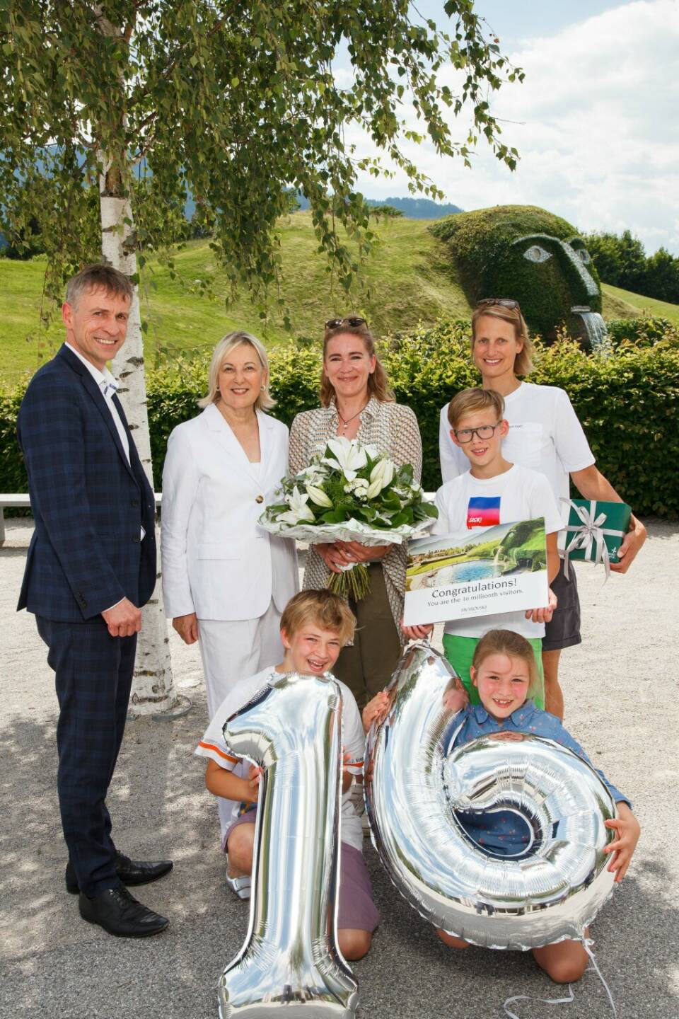 Swarovski Kristallwelten begrüßten die 16-millionsten Besucher, Stefan Isser und Carla Rumler (Swarovski Kristallwelten) begrüßten Isabel Pöhlmann und Kerstin Jastrub mit ihren Kindern Mika (Mitte) sowie Ludwig und Antonia Pöhlmann (unten) als 16-millionste Besucher in den Swarovski Kristallwelten in Wattens/Tirol. Credit: Swarovski Kristallwelten 