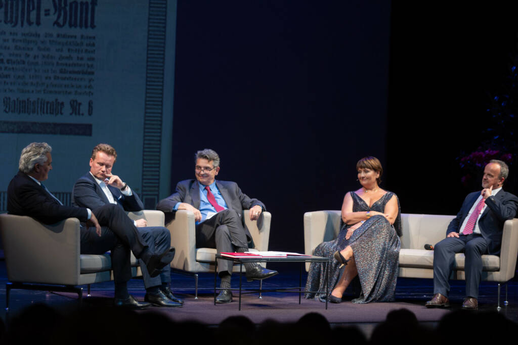 100 Jahre BKS: Podiumsdiskussion im Stadttheater Klagenfurt v.l.n.r.: Hubert Patterer – Geschäftsführer und Chefredakteur Kleine Zeitung, Georg Knill – Präsident Industriellen- vereinigung Österreich, Moderator Christoph Wagner-Trenkwitz, Herta Stockbauer – Vor- standsvorsitzende BKS Bank, Gerhard Obermüller – Gründer Agentur Rubicom. Foto: Simone Attisani (17.06.2022) 