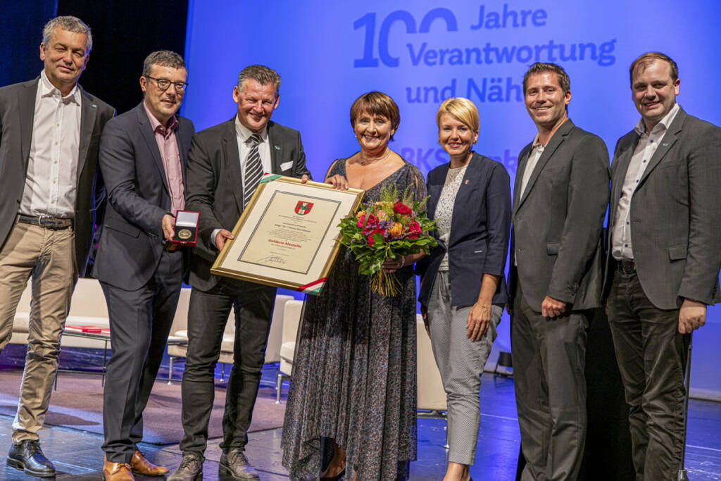 100 Jahre BKS: Herta Stockbauer erhielt von der Stadt Klagenfurt die Goldene Medaille. V.l.n.r.: xy, Martin Jantscher, Bürgermeister Christian Scheider, Herta Stockbauer – Vor- standsvorsitzende BKS Bank, Sandra Wassermann; Foto: © KLZ/Traussnig (17.06.2022) 