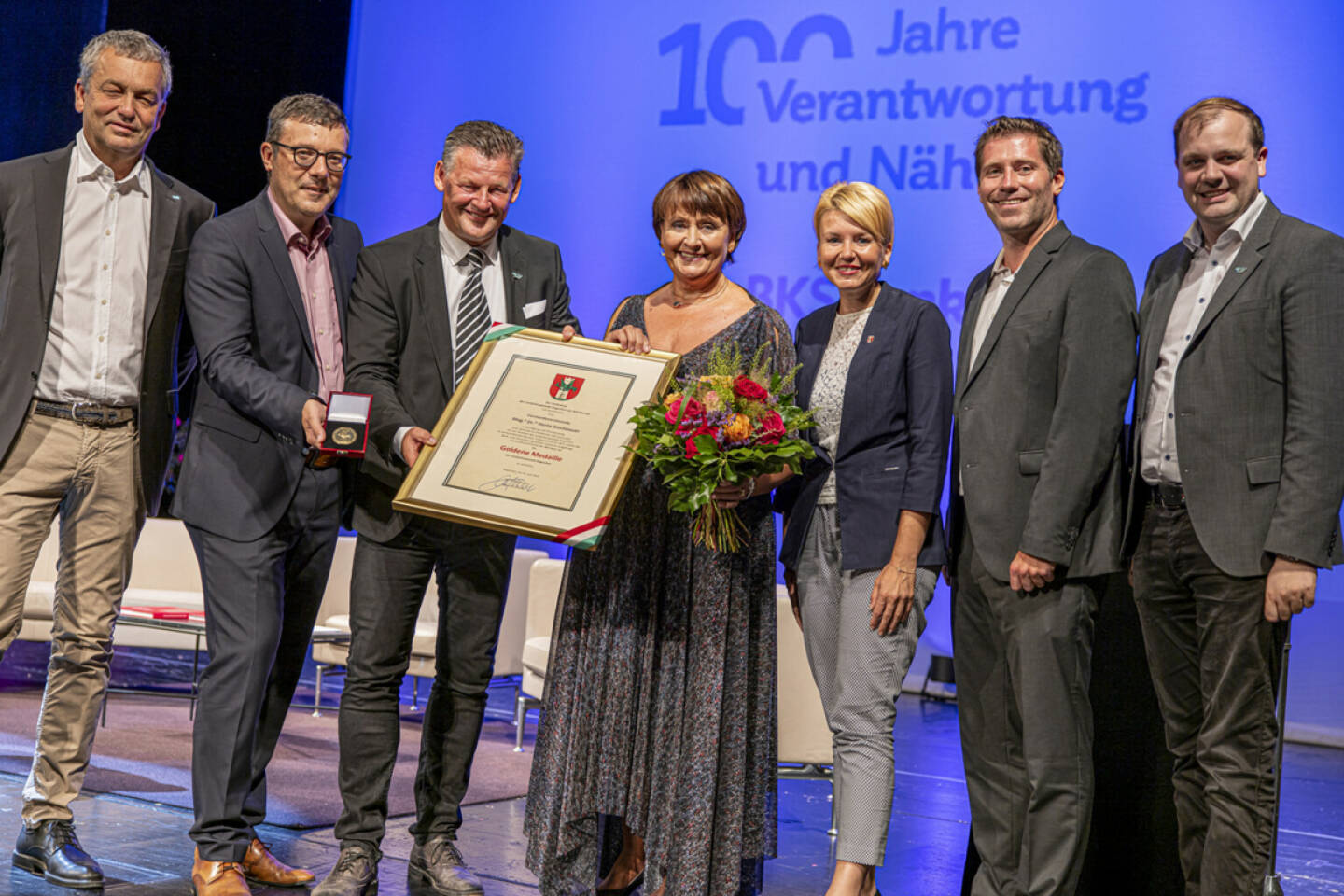 100 Jahre BKS: Herta Stockbauer erhielt von der Stadt Klagenfurt die Goldene Medaille. V.l.n.r.: xy, Martin Jantscher, Bürgermeister Christian Scheider, Herta Stockbauer – Vor- standsvorsitzende BKS Bank, Sandra Wassermann; Foto: © KLZ/Traussnig