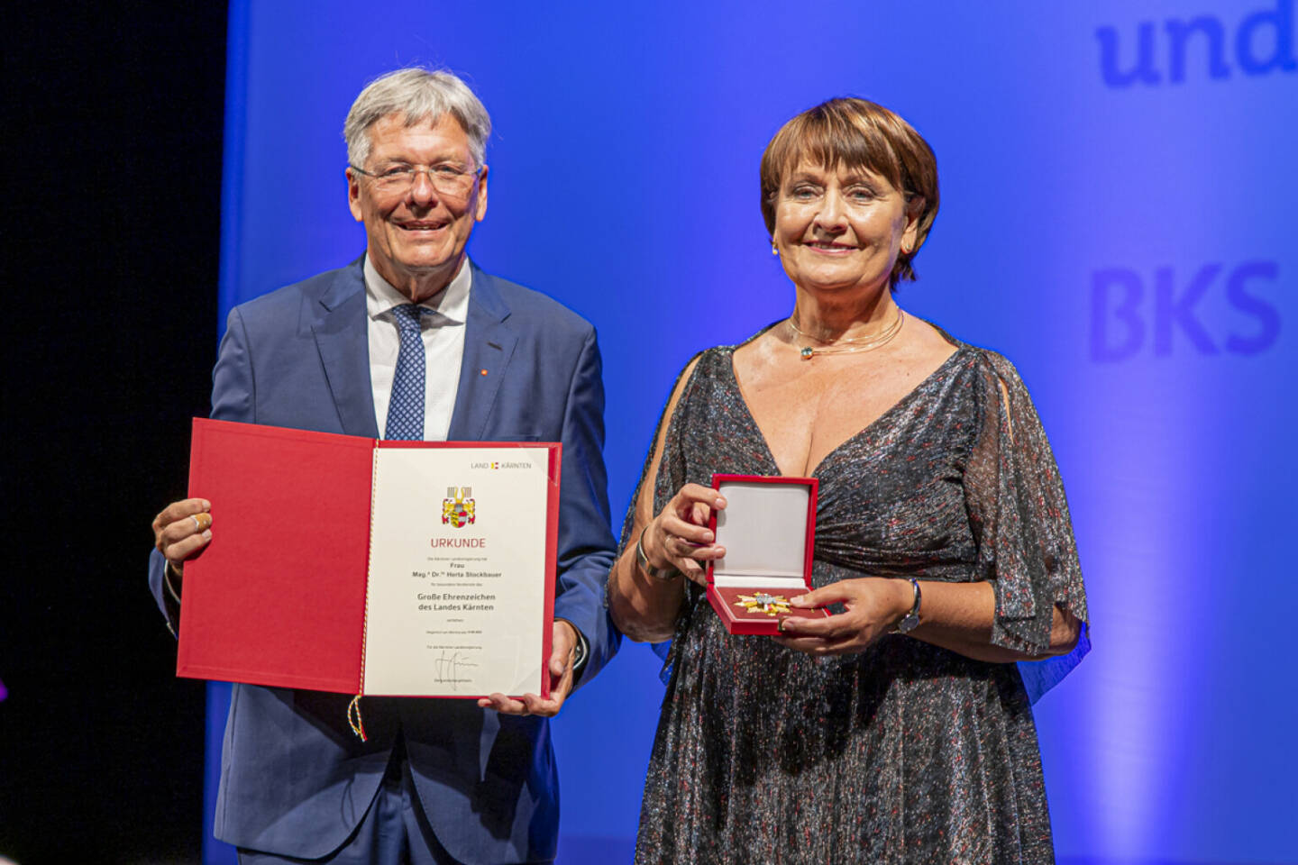 100 Jahre BKS: Herta Stockbauer wurde von Landeshauptmann Peter Kaiser das Große Ehrenzeichen des Landes Kärnten überreicht. Foto: © KLZ/Traussnig