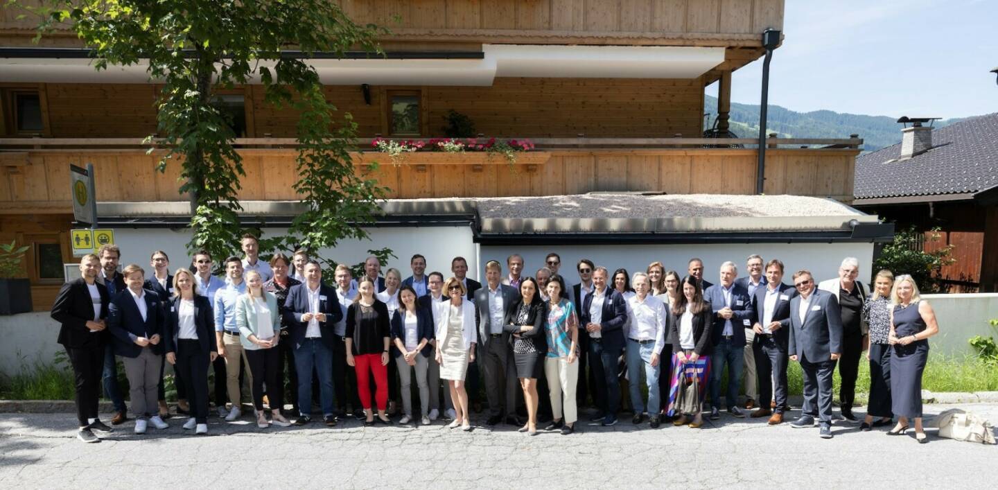 Club Tirol: Club Tirol und Adler Runde - Die Jungen geben den Takt vor, Spitzenvertreter:innen von Tiroler Top Unternehmen diskutierten mit 22 “jungen” Tiroler:innen aus dem Club Tirol zu brennenden Themen rund um die Arbeitswelt der Zukunft, Fotocredit:Club Tirol/Sedlak