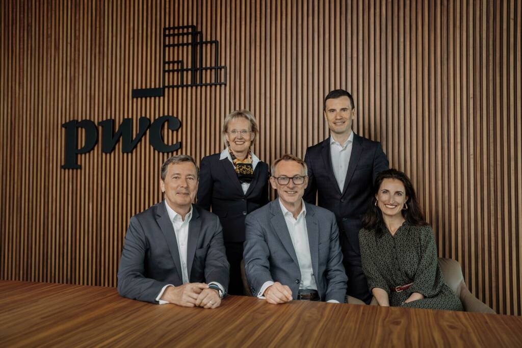 NEUES PwC TERRITORY LEADERSHIP TEAM NIMMT ARBEIT AUF v. li.: Roland Schöbel, Christine Weinzierl, Rudolf Krickl, Werner Stockreiter und Agatha Kalandra; Copyright: PwC Österreich (28.06.2022) 